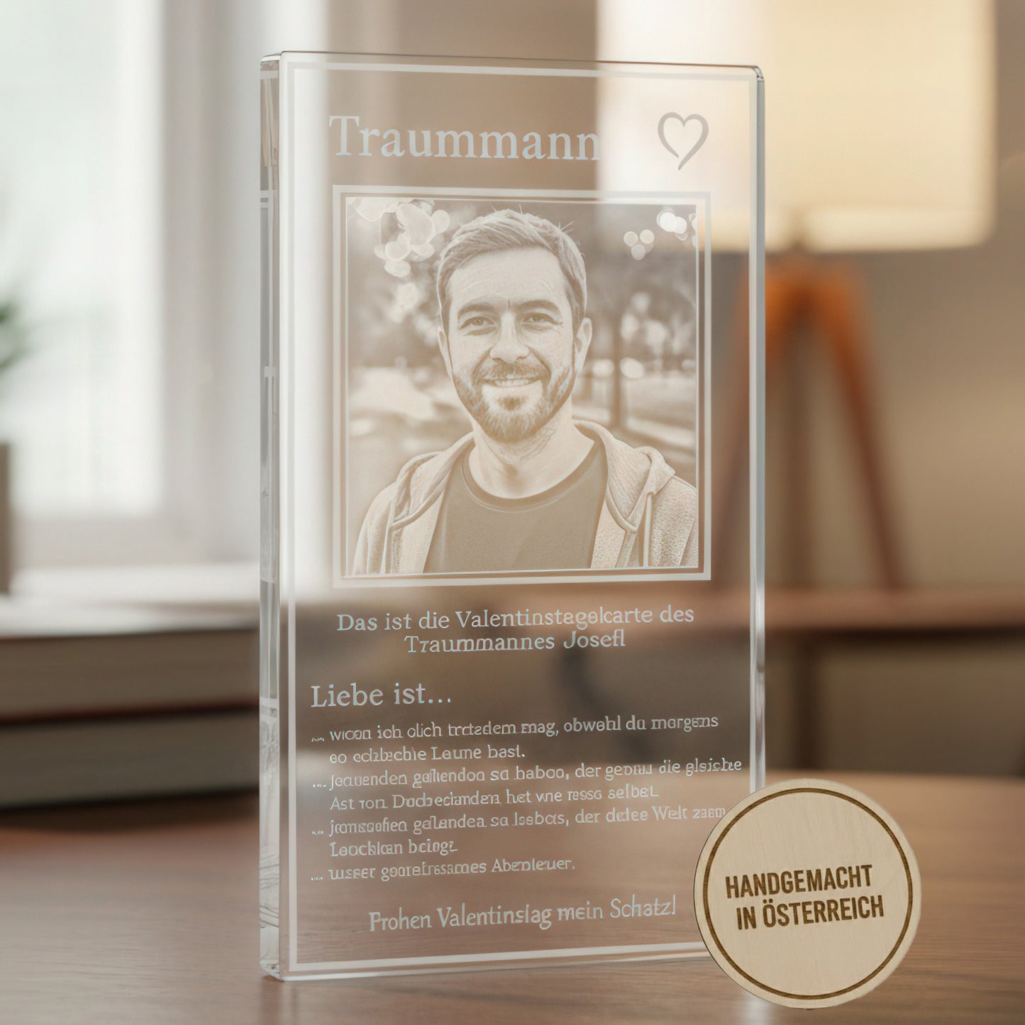 Valentinstags-Geschenkkarte Gravur "Liebe ist" auf klarem Acrylglas