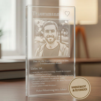 Valentinstags-Geschenkkarte Gravur "Liebe ist" auf klarem Acrylglas