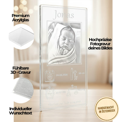 Detailaufnahme Gravur Babyname auf Glasfoto klar.