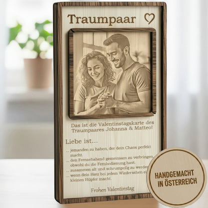 Besondere Holzkarte Valentinstag "Liebe ist..." - Geschenk mit Gravur