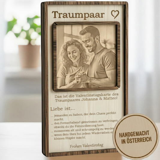 Besondere Holzkarte Valentinstag "Liebe ist..." - Geschenk mit Gravur