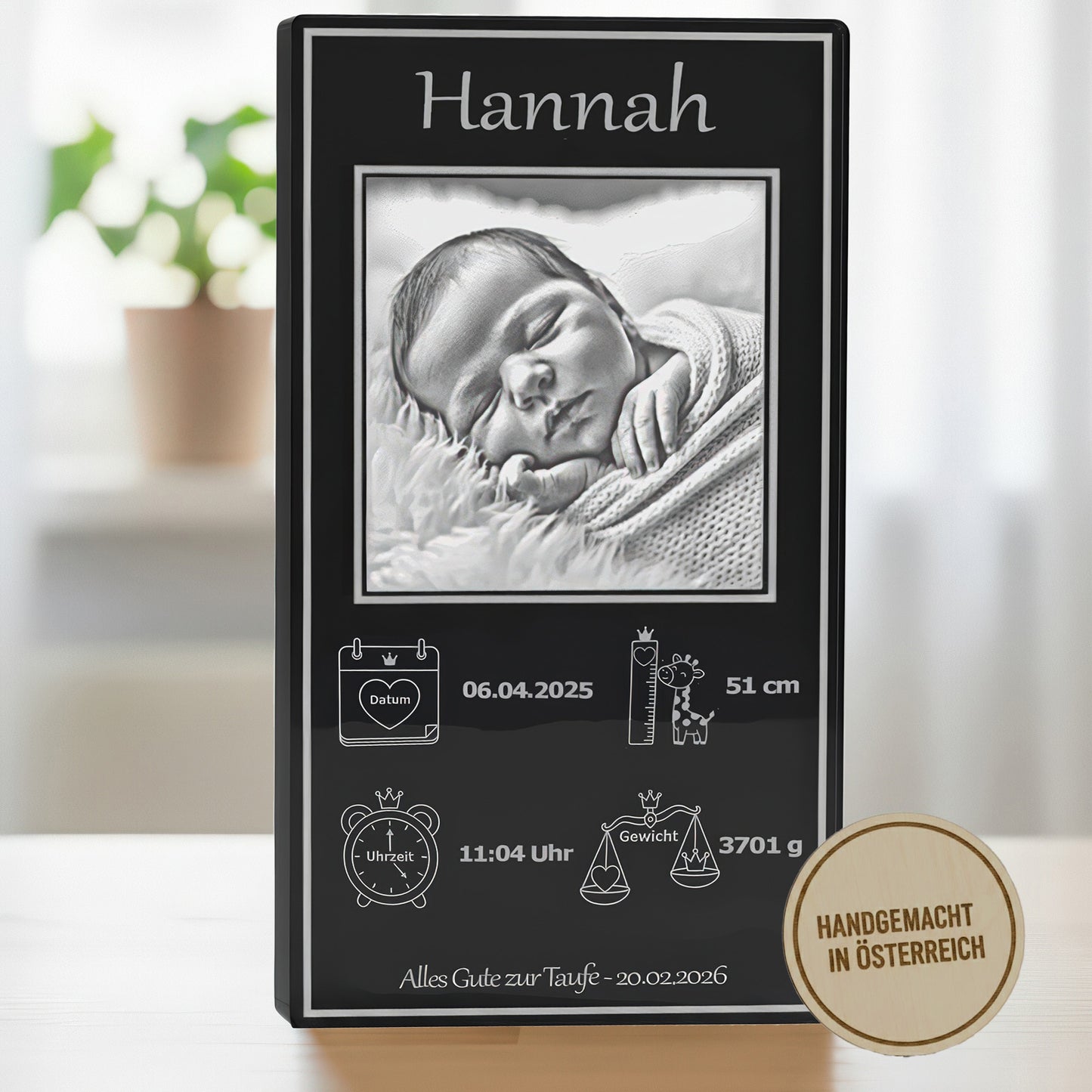Schwarzes Glasfoto Baby Dekoration auf Sideboard modernes Design.