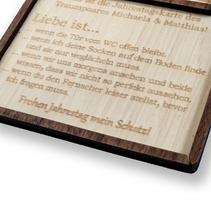 Liebe ist... Holz Jahrestagskarte mit Gravur - Geschenk Partner