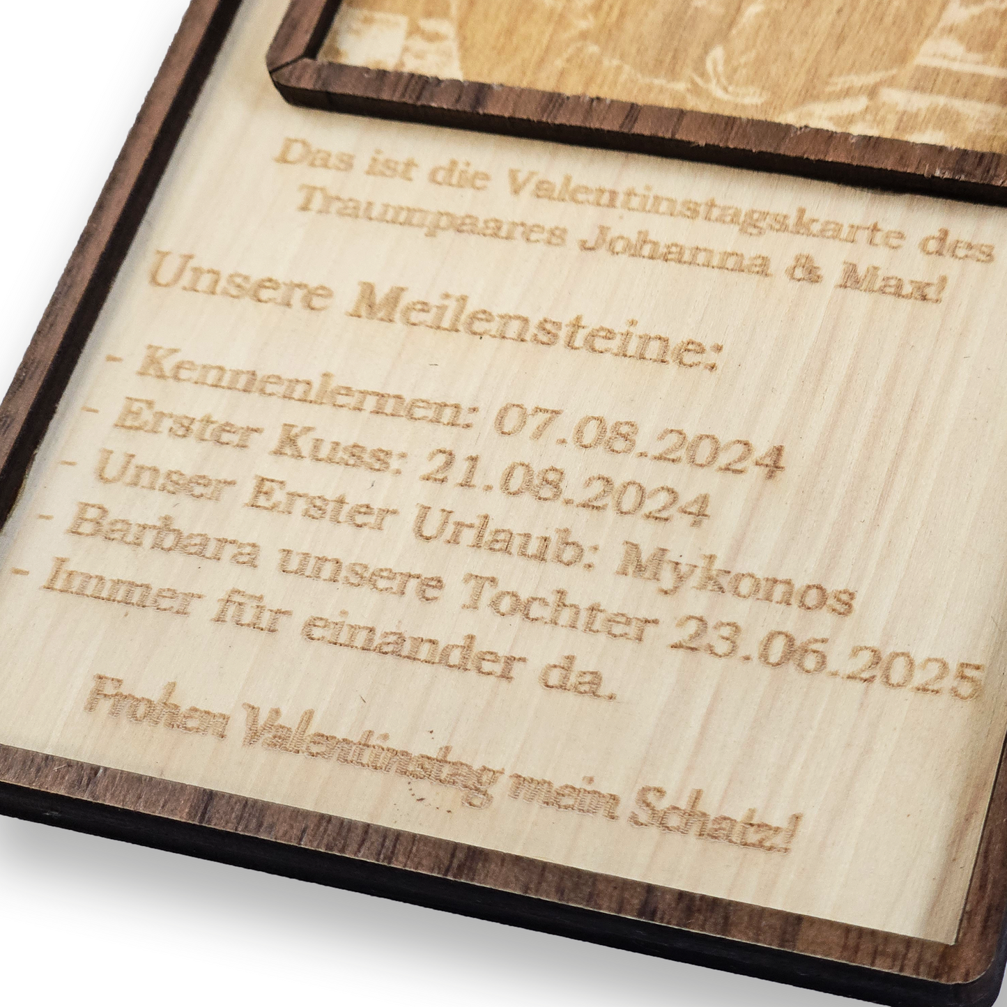 Valentinstags-Geschenk Meilensteine auf warmen Naturholz