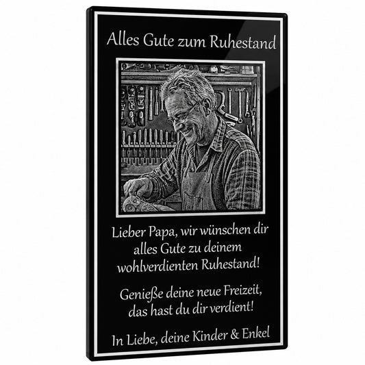 Edles Abschiedsgeschenk zur Rente aus schwarzem Acrylglas mit feiner Fotogravur der Kollegen und Wünschen für den Ruhestand.