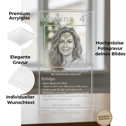 Detailaufnahme der glasklaren Gravur auf Acryl – zeigt die feine Lichtbrechung der Fotogravur.