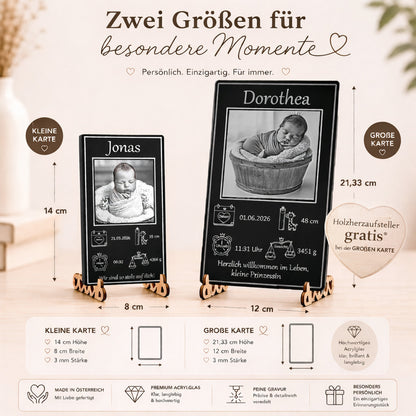 Direkter Größenvergleich der verschiedenen Formate und Abmessungen der schwarzen Acryl-Geburtsanzeigen.