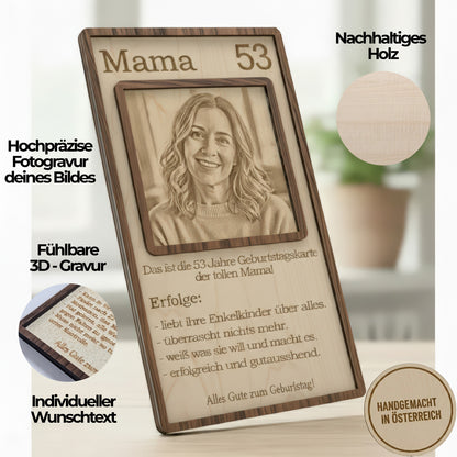 Nahaufnahme der filigranen Gravur auf Holz – ideal für persönliche Glückwünsche und Fotos.