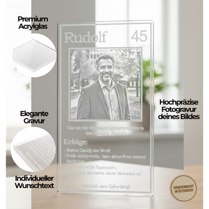 Detailansicht der hochauflösenden Gravur auf Glas – zeigt die feine Lichtbrechung und Schärfe.