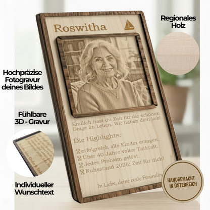 Nahaufnahme der präzisen Gravur zum Renteneintritt auf echtem Holz – hohe Detailtreue.