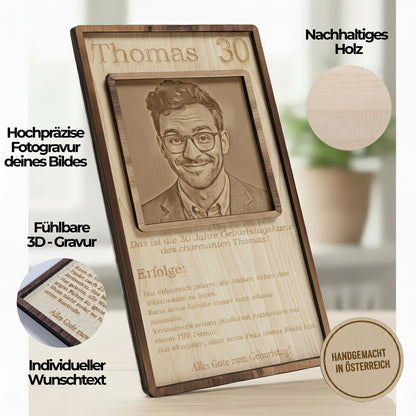 Nahaufnahme der hochpräzisen Fotogravur auf echtem Holz – Details und Materialstruktur.