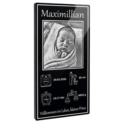 Edles Geschenk zur Geburt aus schwarzem Acrylglas mit kontrastreicher Gravur des Babyfotos und den Geburtsdaten.