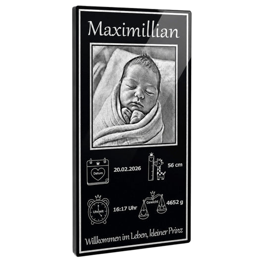 Edles Geschenk zur Geburt aus schwarzem Acrylglas mit kontrastreicher Gravur des Babyfotos und den Geburtsdaten.