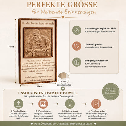 Die genauen Maße und Abmessungen der hölzernen Geburtstags-Gedenktafel im direkten Größenvergleich.