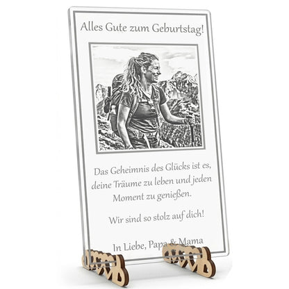 Edles Geburtstagsgeschenk aus klarem Acrylglas mit feiner Fotogravur des Geburtstagskindes und individuellen Glückwünschen.