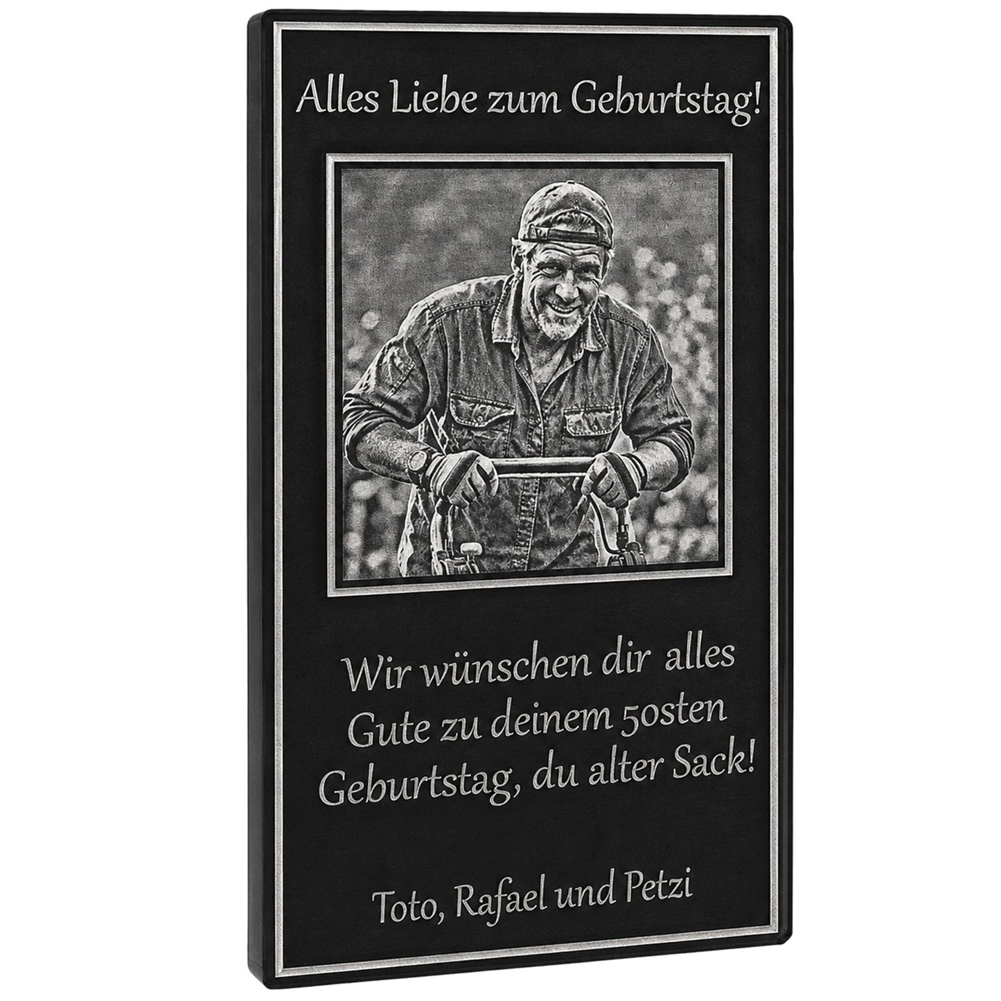 Exklusives Geburtstagsgeschenk aus schwarzem Acrylglas mit kontrastreicher Fotogravur des Geburtstagskindes und edler Goldschrift-Optik.