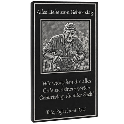 Exklusives Geburtstagsgeschenk aus schwarzem Acrylglas mit kontrastreicher Fotogravur des Geburtstagskindes und edler Goldschrift-Optik.