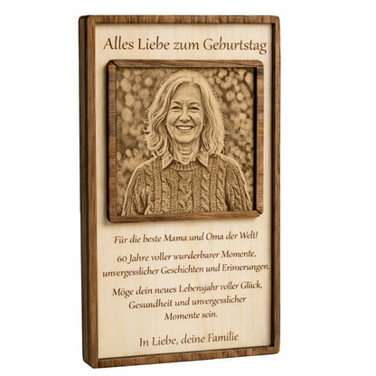 Personalisiertes Geburtstagsgeschenk aus Holz mit graviertem Foto des Geburtstagskindes und individuellen Glückwünschen.