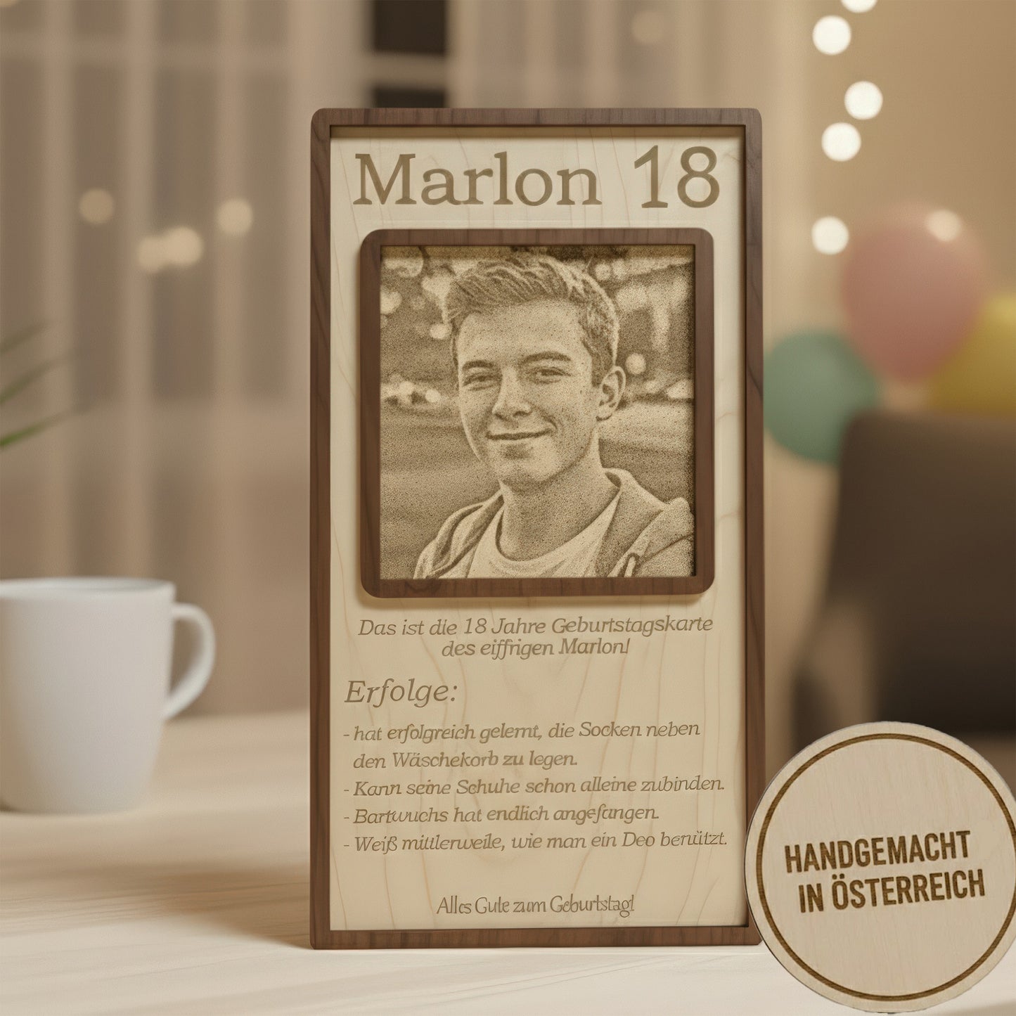 Die gravierte Holzkarte als stilvolles Deko-Element auf einem Schreibtisch platziert.