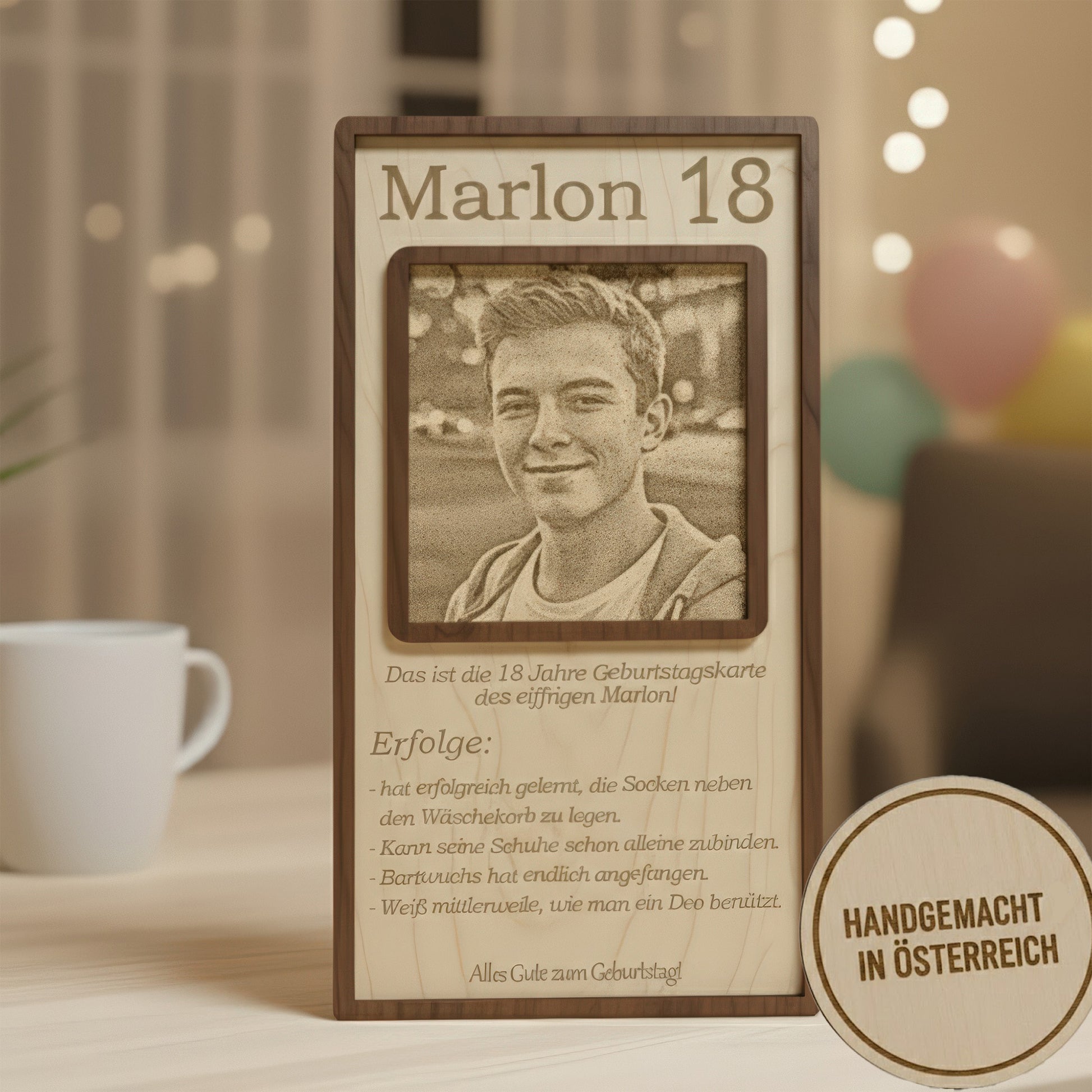 Die gravierte Holzkarte als stilvolles Deko-Element auf einem Schreibtisch platziert.