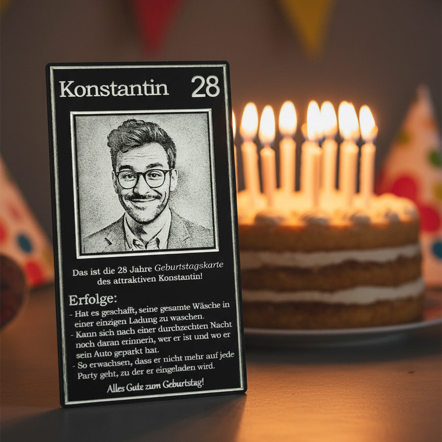 Exklusive Geburtstagskarte aus schwarzem Glas mit kontrastreicher Fotogravur.