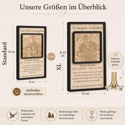 Abmessungen und Maße der personalisierten Holz-Gedenktafel im direkten Größenvergleich.
