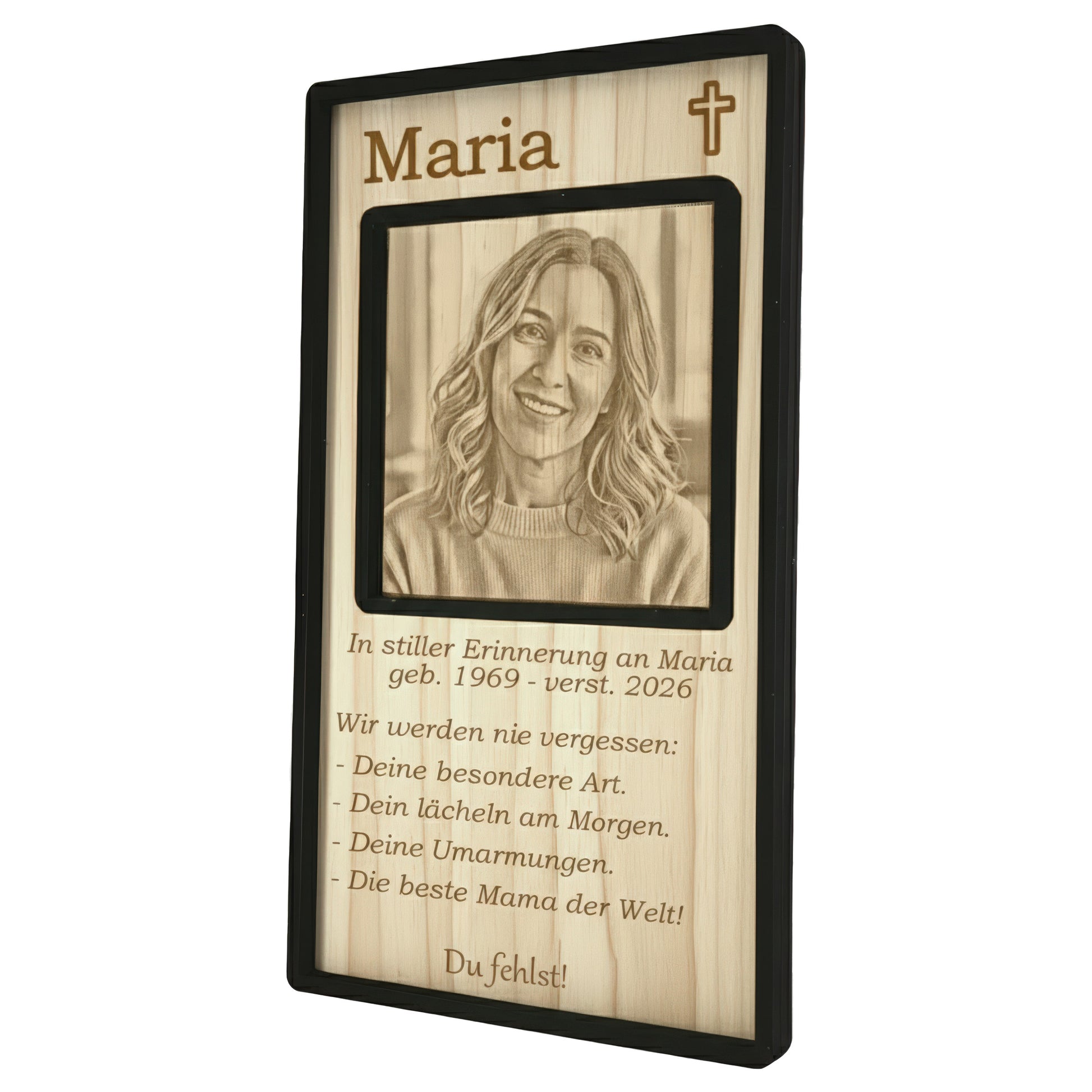 Die hölzerne Gedenktafel als würdevoller Aufsteller auf einer Kommode im Wohnbereich.