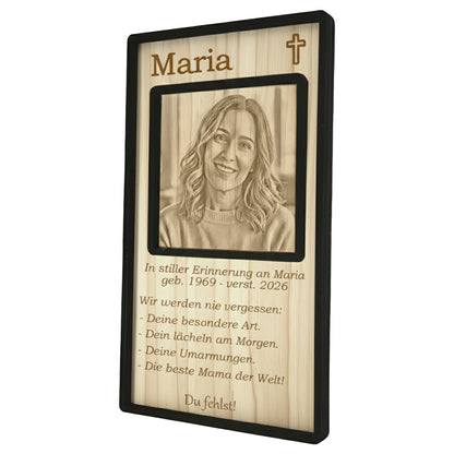 Die hölzerne Gedenktafel als würdevoller Aufsteller auf einer Kommode im Wohnbereich.