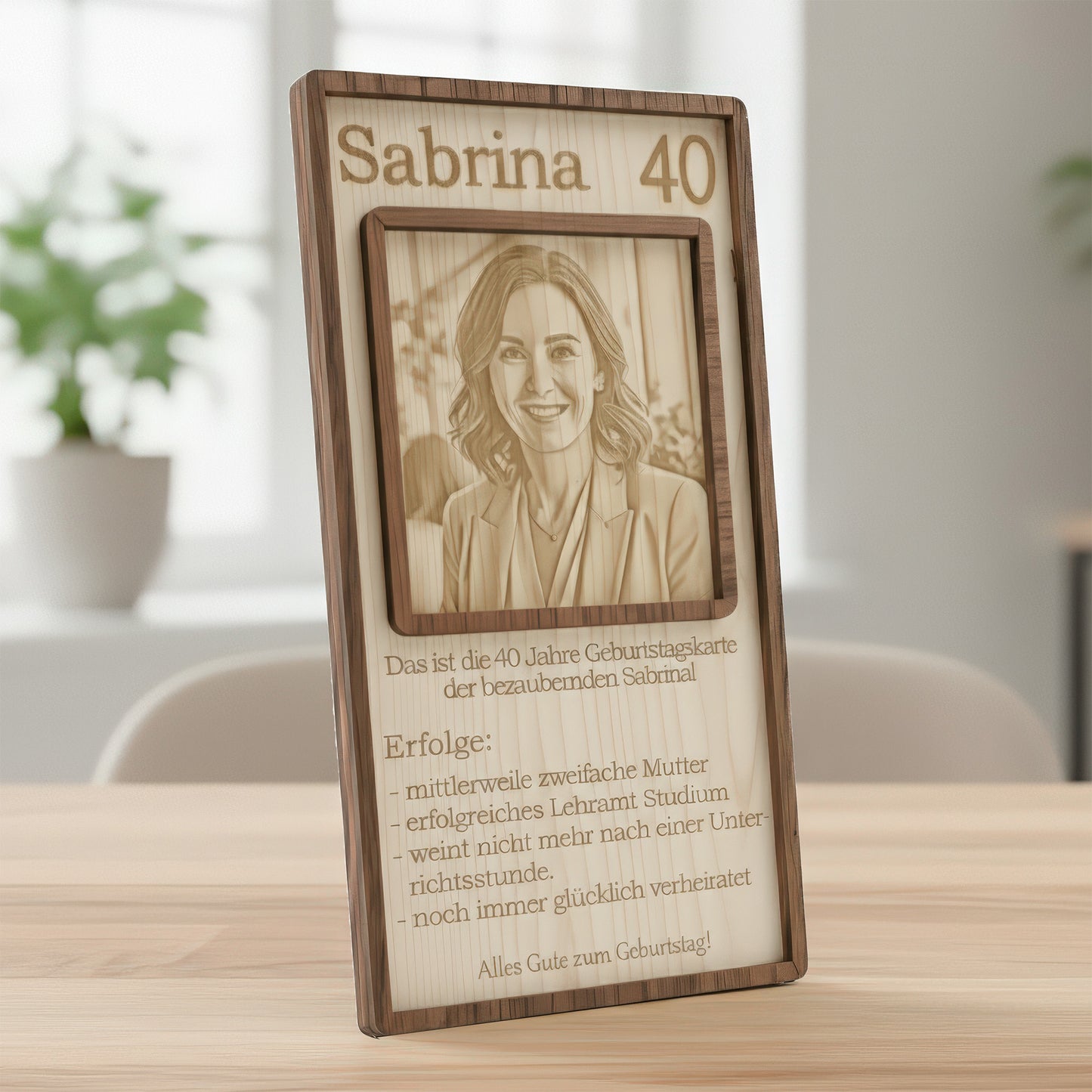 Edle personalisierte Geburtstagskarte aus Holz mit feiner Gravur für Frauen.