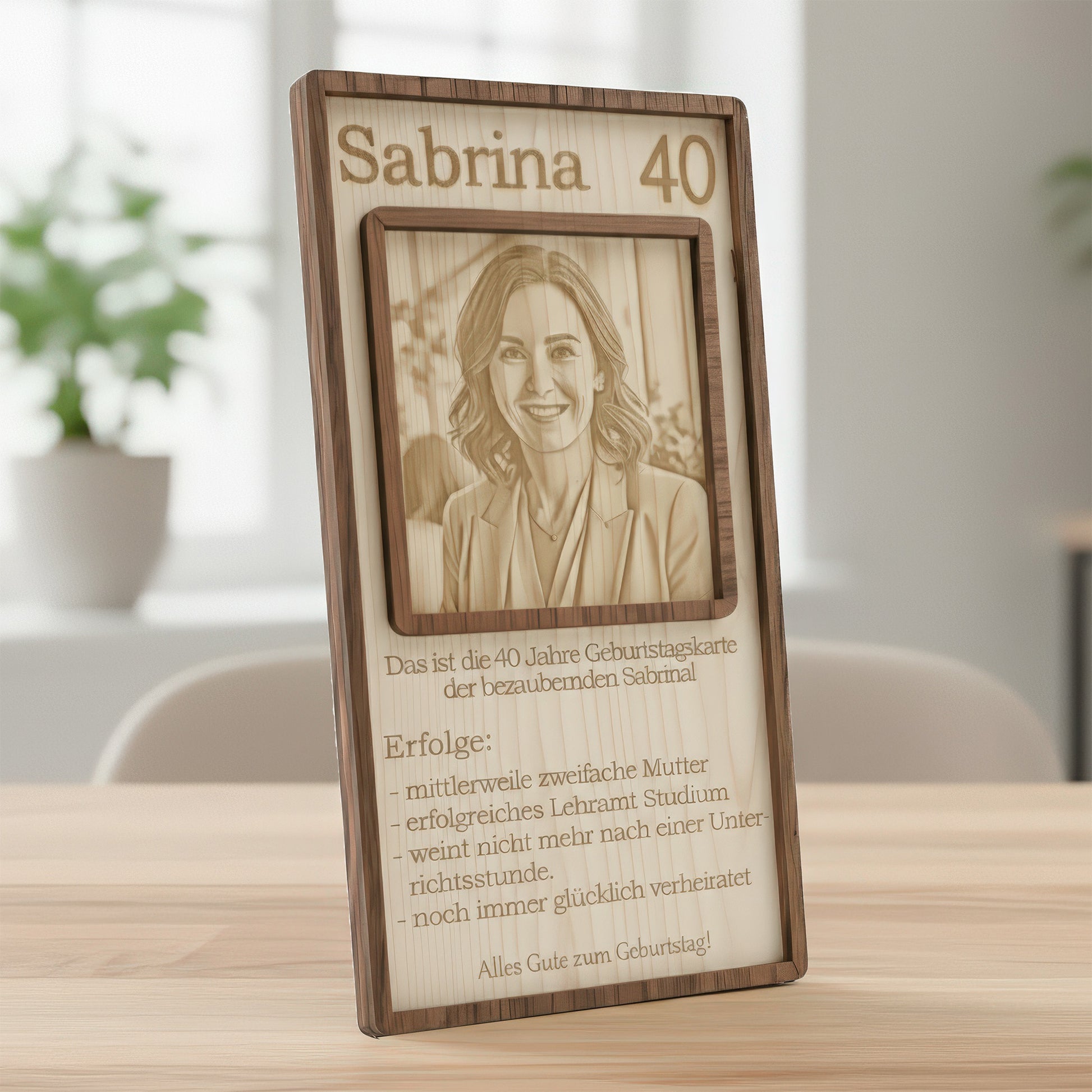 Edle personalisierte Geburtstagskarte aus Holz mit feiner Gravur für Frauen.