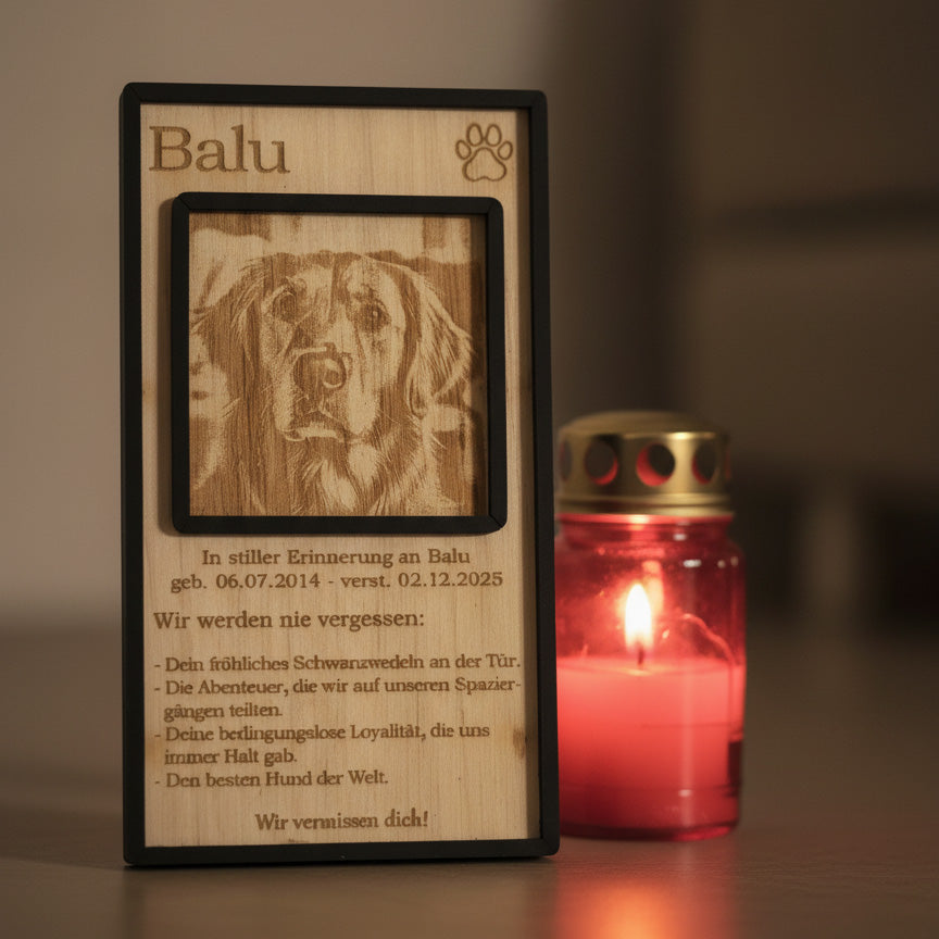 Personalisierte Hunde-Erinnerung aus Holz mit Fotogravur und Pfoten-Motiv.