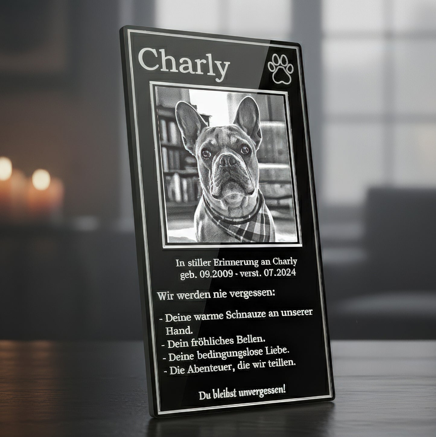 Personalisierte Hunde-Gedenktafel aus schwarzem Glas mit edler Fotogravur.