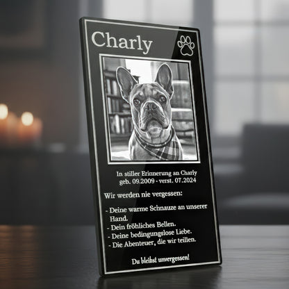 Personalisierte Hunde-Gedenktafel aus schwarzem Glas mit edler Fotogravur.