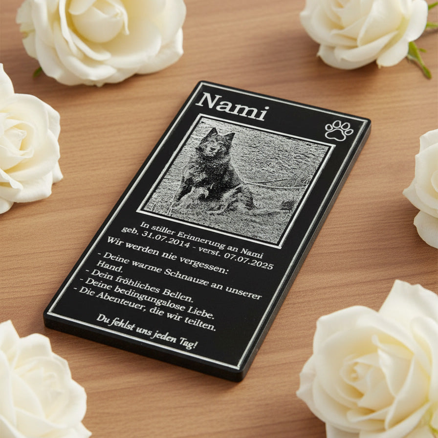 Die schwarze Hunde-Gedenktafel als eleganter Aufsteller an einem Ehrenplatz im Haus.