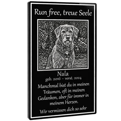 Personalisierte Hunde-Gedenktafel aus schwarzem Acrylglas mit graviertem Hundefoto und Namen als würdevolles Erinnerungsstück.