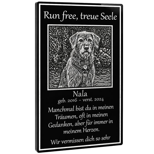 Personalisierte Hunde-Gedenktafel aus schwarzem Acrylglas mit graviertem Hundefoto und Namen als würdevolles Erinnerungsstück.