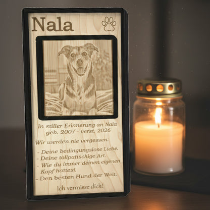 Der handgefertigte Holz-Aufsteller als liebevolles Andenken an den Hund im Wohnbereich.