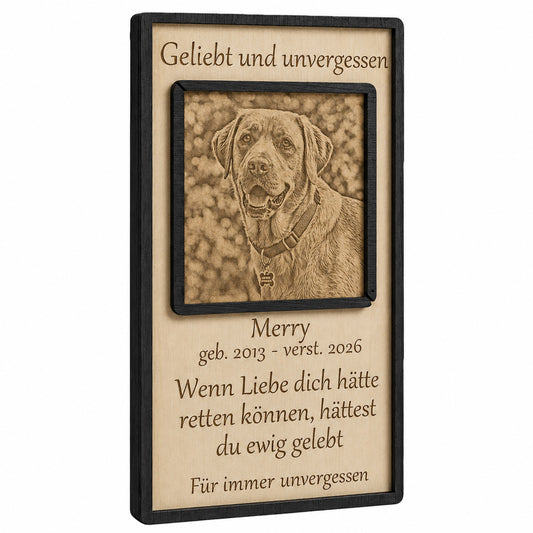 Personalisierte Hunde-Gedenktafel aus Echtholz mit graviertem Haustier-Foto und individuellem Spruch zum Abschied.