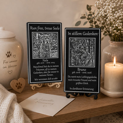 Stimmungsvoll dekoriertes Hunde-Erinnerungsstück aus schwarzem Acrylglas mit einer Kerze zum Gedenken an den geliebten Vierbeiner.