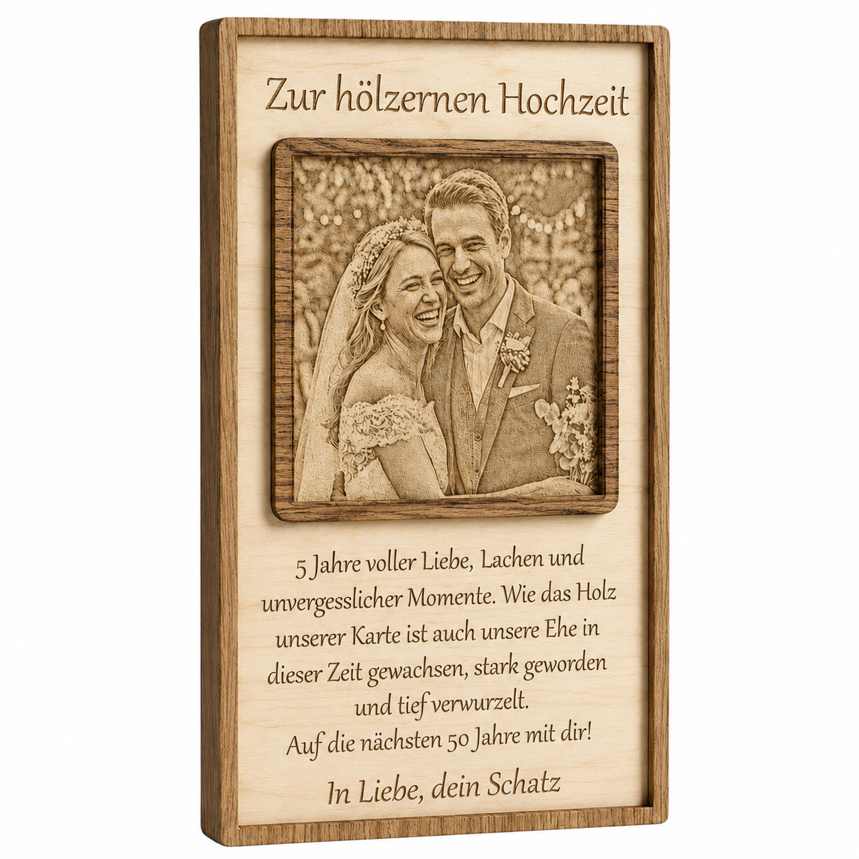 Personalisiertes Geschenk zum Hochzeitstag aus Holz mit hochwertig graviertem Jubiläumsfoto, Namen und Jahreszahl.