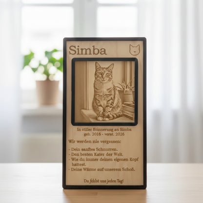 Der Holz-Aufsteller als würdevolles Gedenkstueck für die verstorbene Katze im Wohnraum.