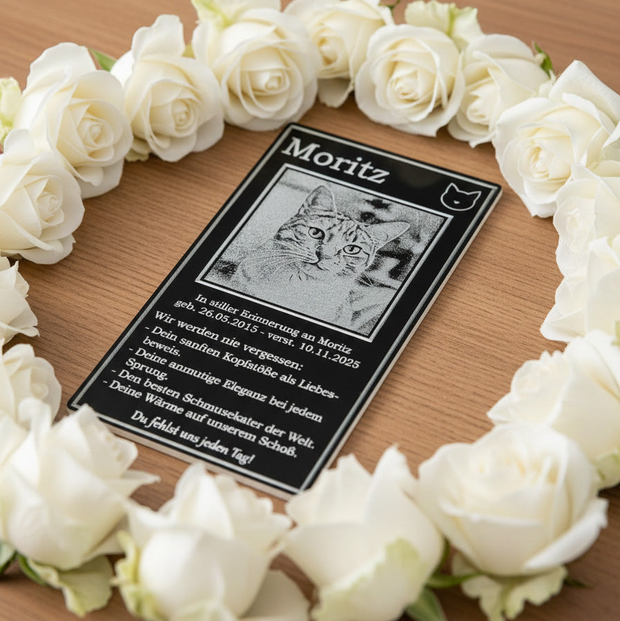 Personalisierte Katzen-Erinnerung aus schwarzem Acrylglas mit Fotogravur.