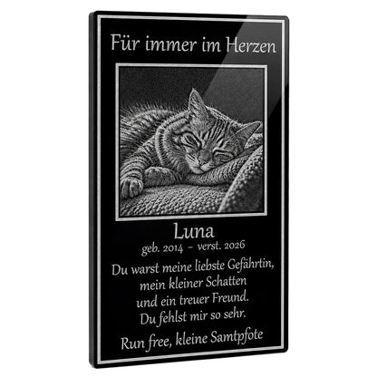 Personalisierte Katzen-Gedenktafel aus schwarzem Acrylglas mit hochwertiger Fotogravur und Katzenname als bleibende Erinnerung.
