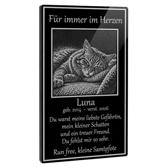 Personalisierte Katzen-Gedenktafel aus schwarzem Acrylglas mit hochwertiger Fotogravur und Katzenname als bleibende Erinnerung.
