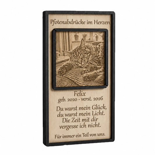 Personalisierte Katzen-Gedenktafel aus Echtholz mit graviertem Haustier-Foto und individuellem Trauerspruch zum Abschied.