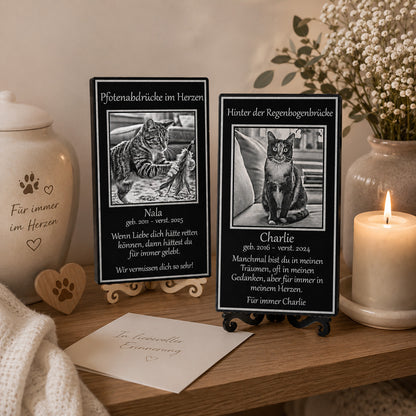 Würdevoll dekoriertes Katzen-Erinnerungsstück aus schwarzem Acrylglas mit brennendem Teelicht zum Gedenken an die geliebte Katze.