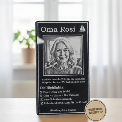 Die schwarze Glaskarte als edler Aufsteller im modernen Interior als Erinnerung an die Karriere.