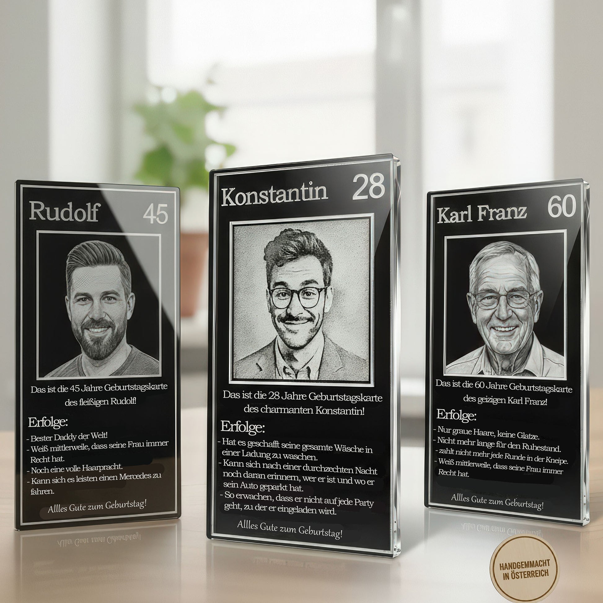 Die schwarze Glas-Karte als hochwertiges Deko-Objekt in einer modernen Wohnumgebung.