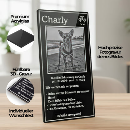 Detail der präzisen Gravur auf schwarzem Acryl – zeigt das fotorealistische Hundeporträt.