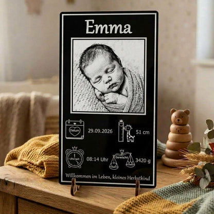 Personalisiertes Acrylglas schwarz Bild zur Geburt mit Babyfoto und Geburtsdaten auf Holzfuß im Kinderzimmer.
